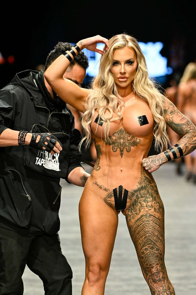 Modella con designer Black tape project Miami