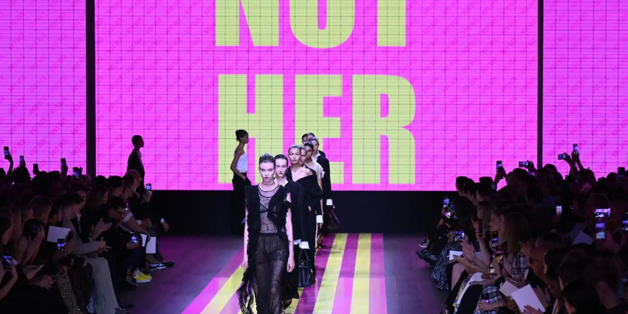 Dior sfila alla Paris Fashion Week per presentare la sua collezione SS24