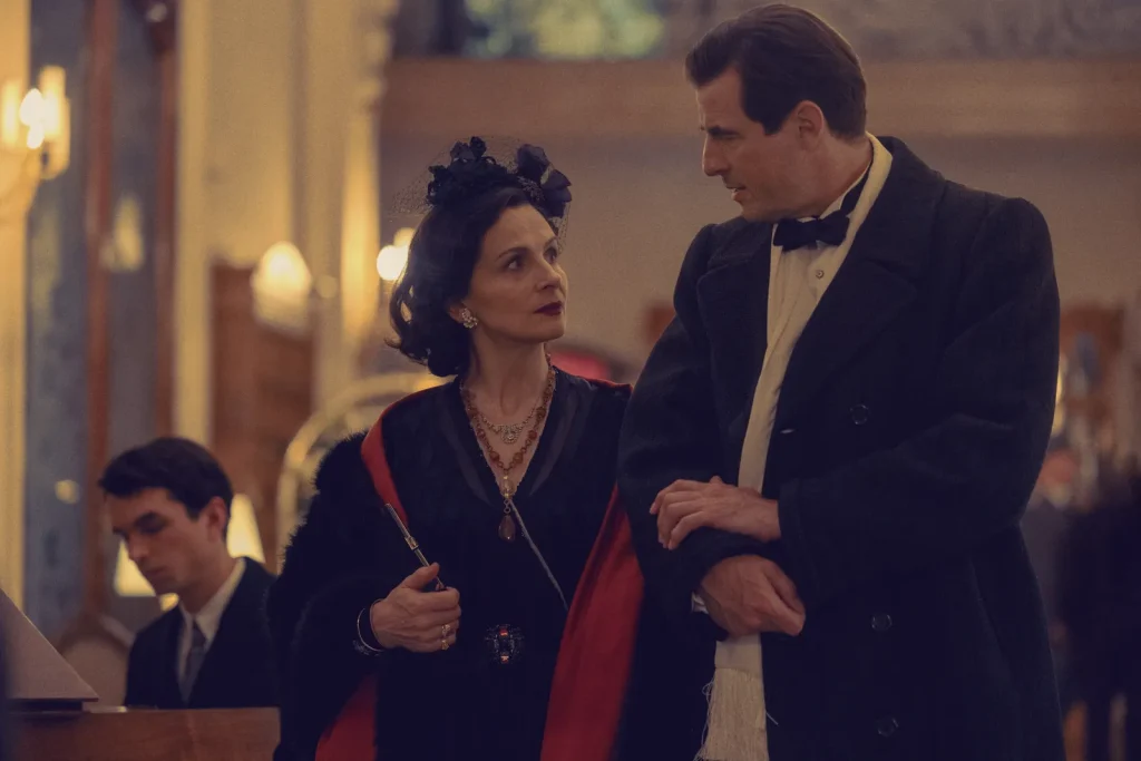 Ben Mendelsohn (Christian Dior) e Juliette Binoche (Coco Chanel)-the new look