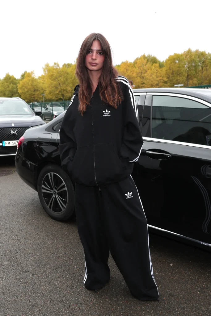 Tuta da ginnastica: Emily Ratajkowski in Adidas X Balenciaga

