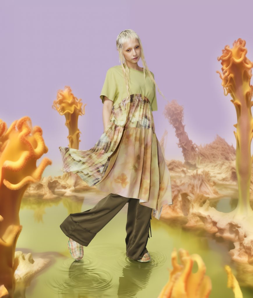 collezione desigual e collina strada: vestito a manica corta con gonna svasata in tulle con applicazioni e stampe fairy, abbinato a dei pantaloni cargo verde militare e zoccoli 