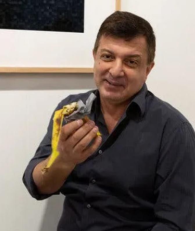 banana Maurizio Cattelan mangiata