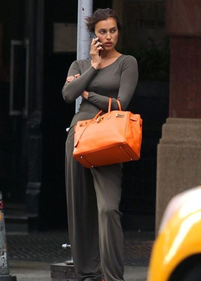 Irina Shayk indossando la borsa Birkin