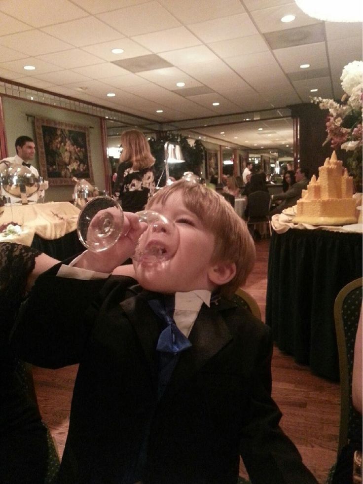 bambino che beve vino alla cresima 