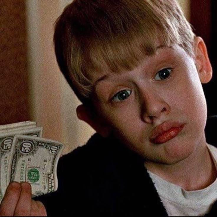bambino con soldi in mano alla cresima