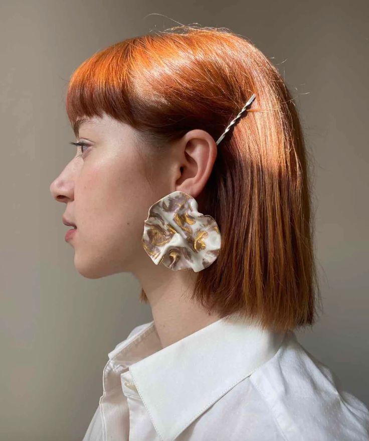 Orecchino del brand di gioielli PEPAFLACA fatto a mano in porcellana.