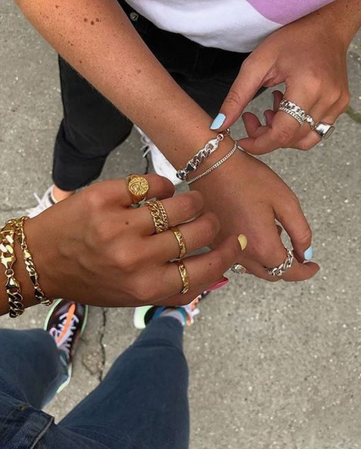 Foto delle mani con dei gioielli, anelli, del brand Camille Brinch.