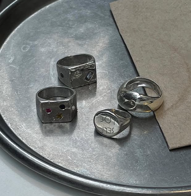 Anelli fatti a mano del brand di gioielli REASO con pietre preziose e lavorazioni artigianali.