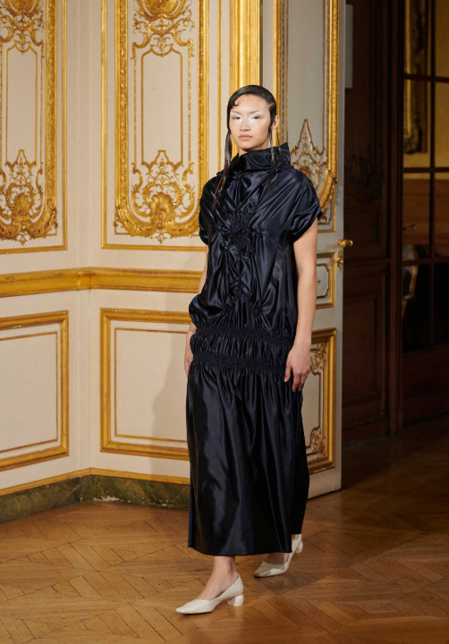 Look nero della sfilata autunno-inverno 2025