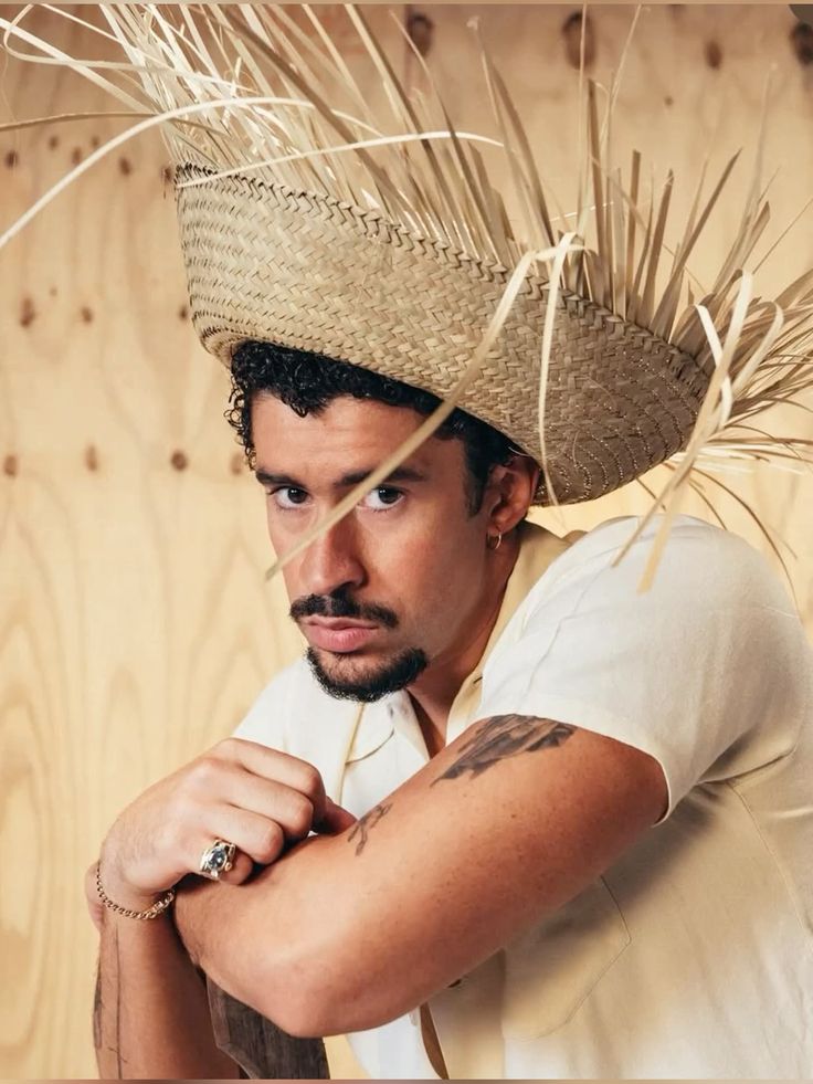 faccia bad bunny con cappello di paglia