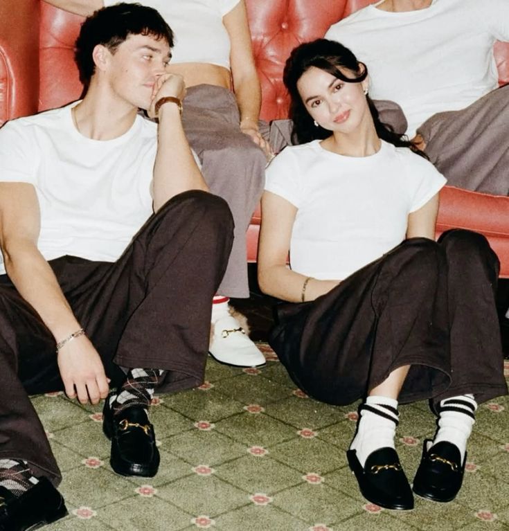 Una coppia in cui il ragazzo guarda la sua fidanzata