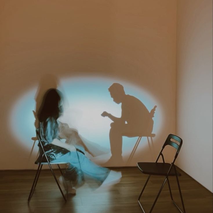 Ragazza che guarda alla parete e c'è la foto del suo ragazzo