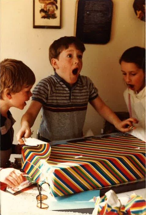 bambino che scarta regalo alla cresima
