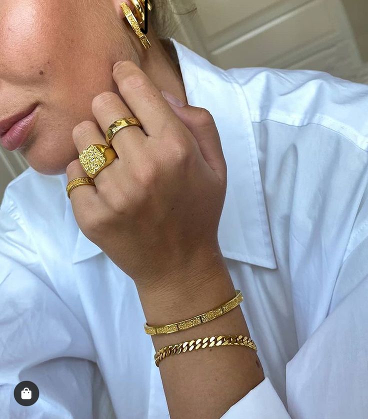 Foto dei gioielli del brand Camille Brinch. Anelli in oro, braciali in oro e orecchini in oro parte di un parure.