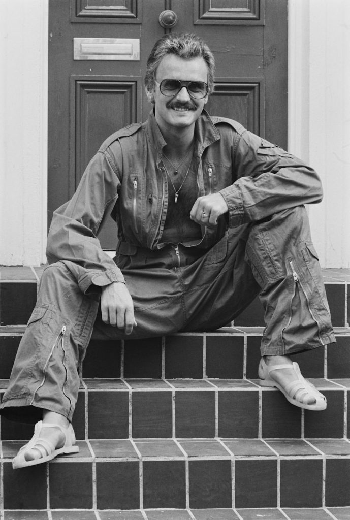 famoso stilista sueco di SKAGA, Sighsten Harrgard indossano i jelly shoes in una foto bianco e nero