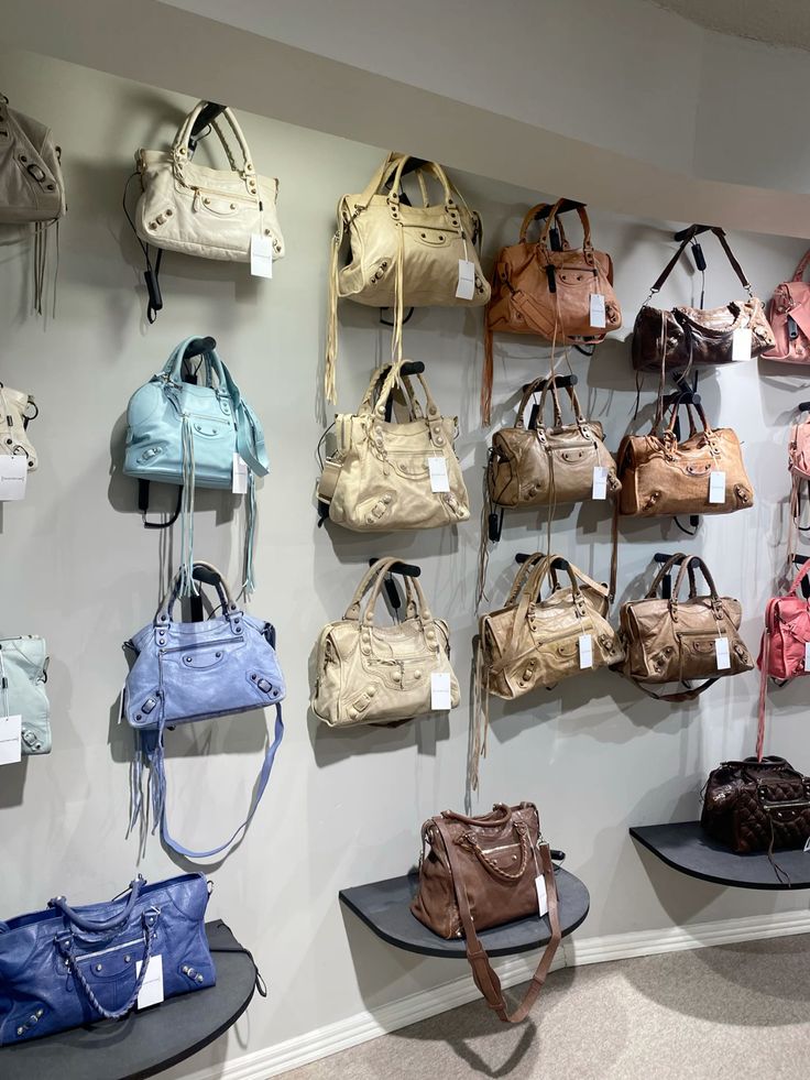Parete del negozio Collector's Cage che vende borse di designer. In quetsa parete si evidenziano una grandeuq auntità e varietà di borse City di Balenciaga 