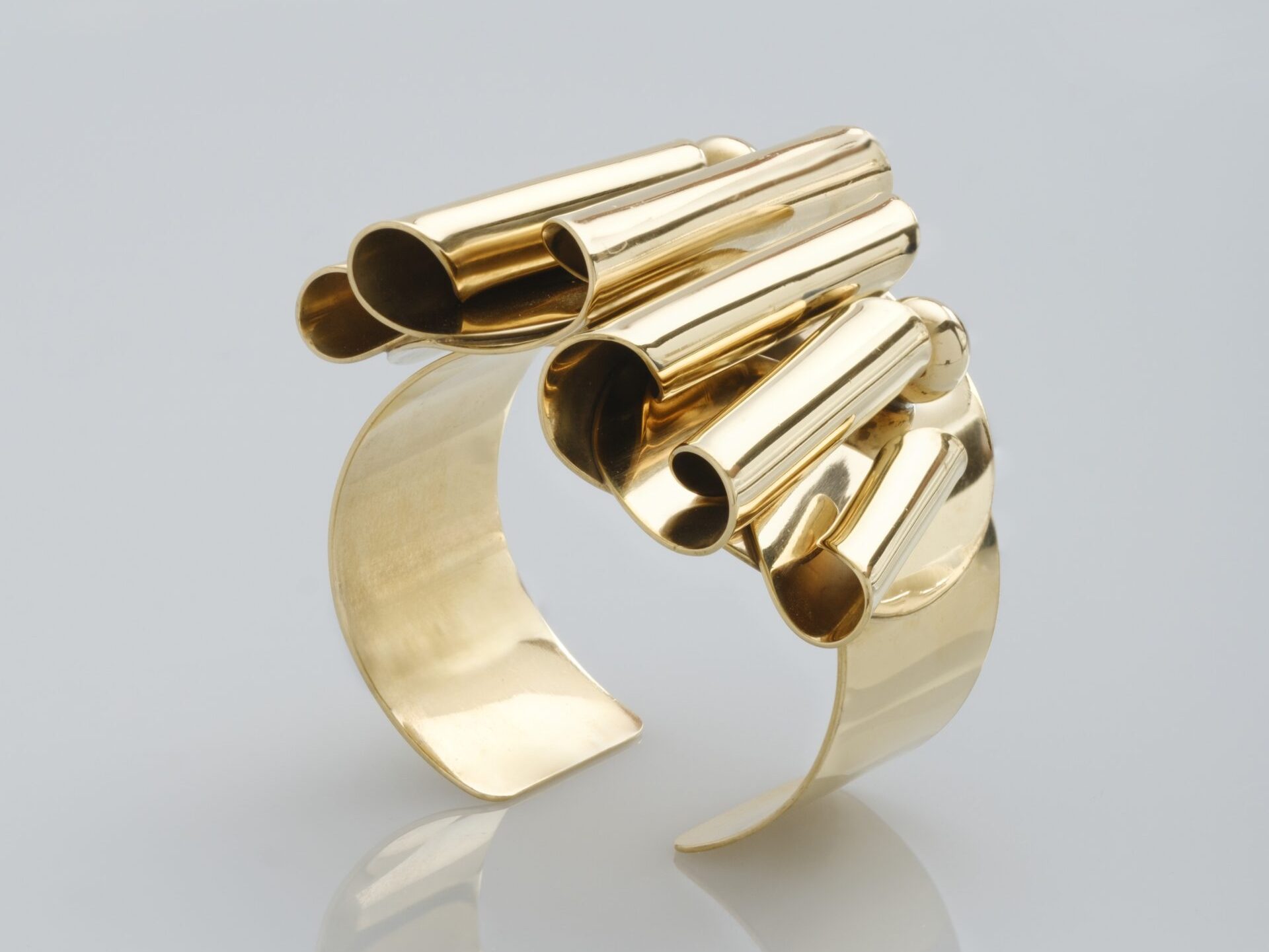 Bracciale di Sophia Vari alla Babs Art Gallery. Rappresenta il dio portatore della luce Eosophoros. 