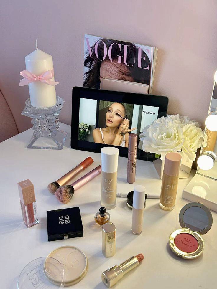 foto con GRWM di Ariana grande con prodotti