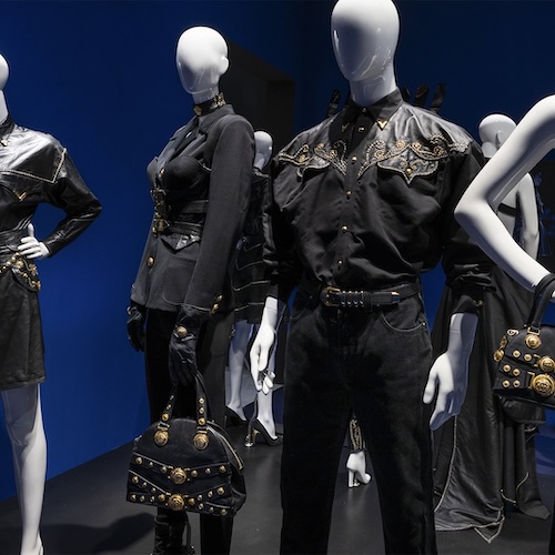 Abiti, Londra, Versace
