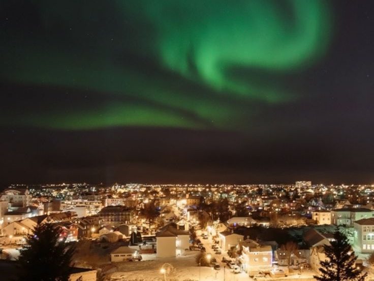 Aurora Boreale nel cielo della città di Reykjavik