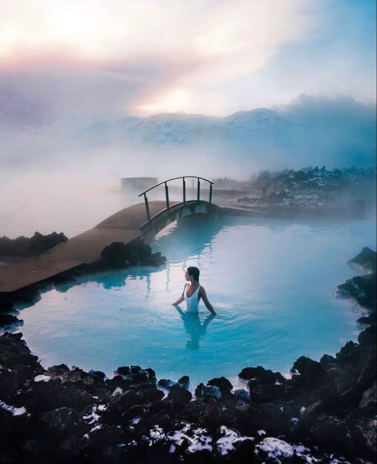 Ragazza che fa il bagno nella piscina di Sky Lagoon a Reykjaivk