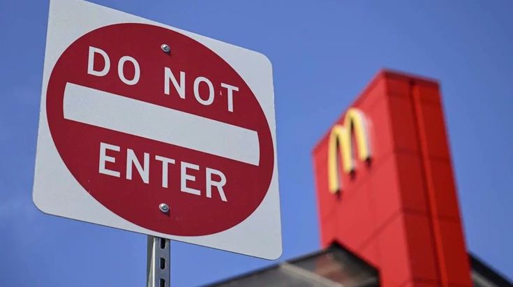 Foto dell'entrata di un McDonald's con una segnaletica che dice "Do Not Enter" inglese per "Non entrare". Foto inserita in un articolo sul boicottaggio.