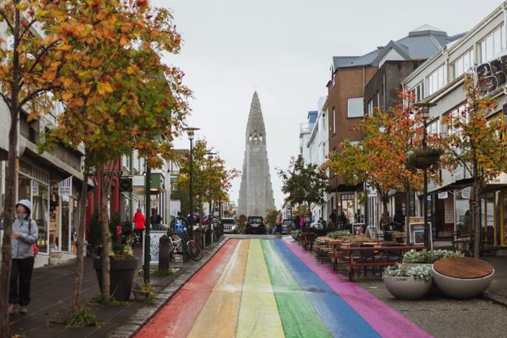 Vista della chiesa di Hallgrimskirkja dalla strada arcobaleno in supporto alla comunità LGTBQ+