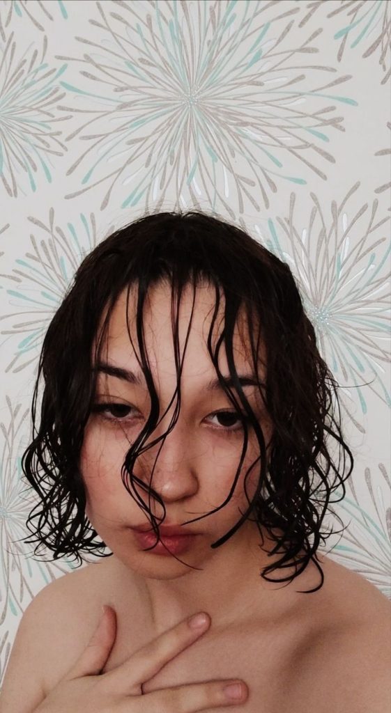 ragazza capelli bagnati mossi