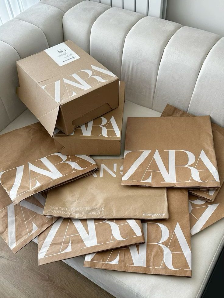 Foto in cui si vedono parecchi pacchi di Zara comprati online