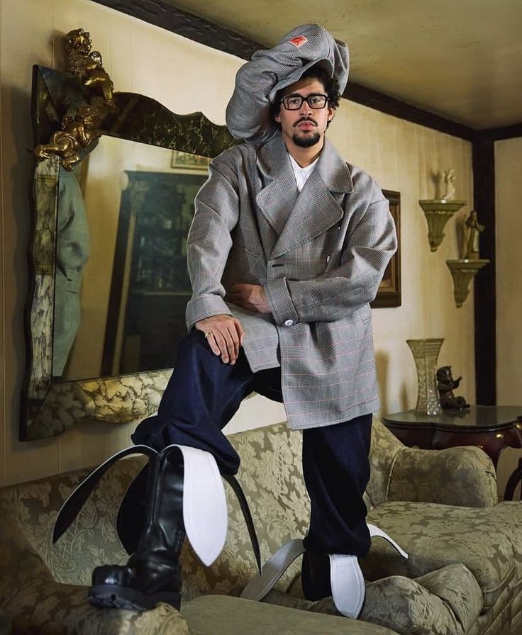 Foto di Bad Bunny sopra un divano con una giacca e cappello in principe di Gales nell'editoriale della rivsita Variety di giugno