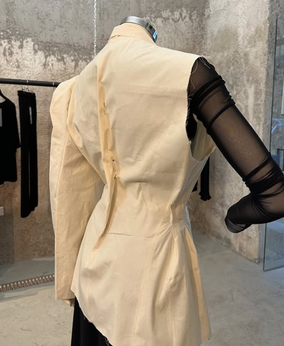 Processo di giacca avvitata del brand Aendör Studio. La giacca è su un manichino ed è ancora nella tela modela, è un prototipo