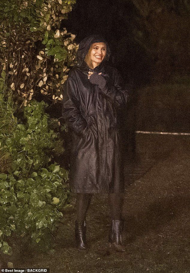 Angelina Jolie nel set di Stitches "Couture"