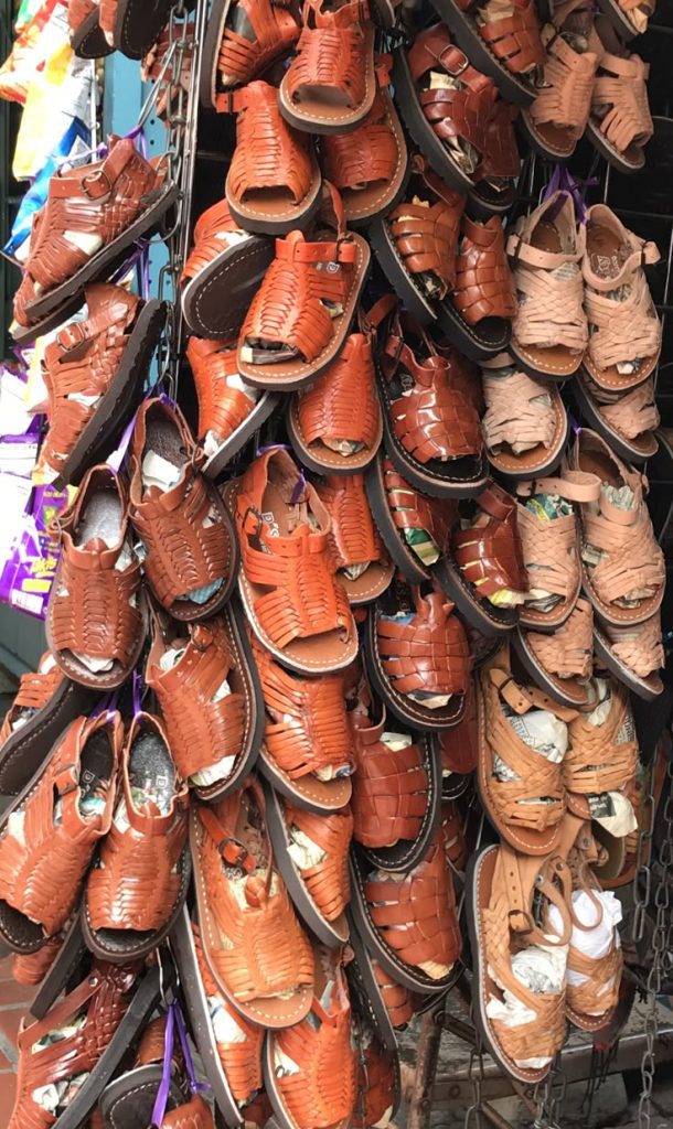 Tipiche huaraches del Messico appessi al mercato