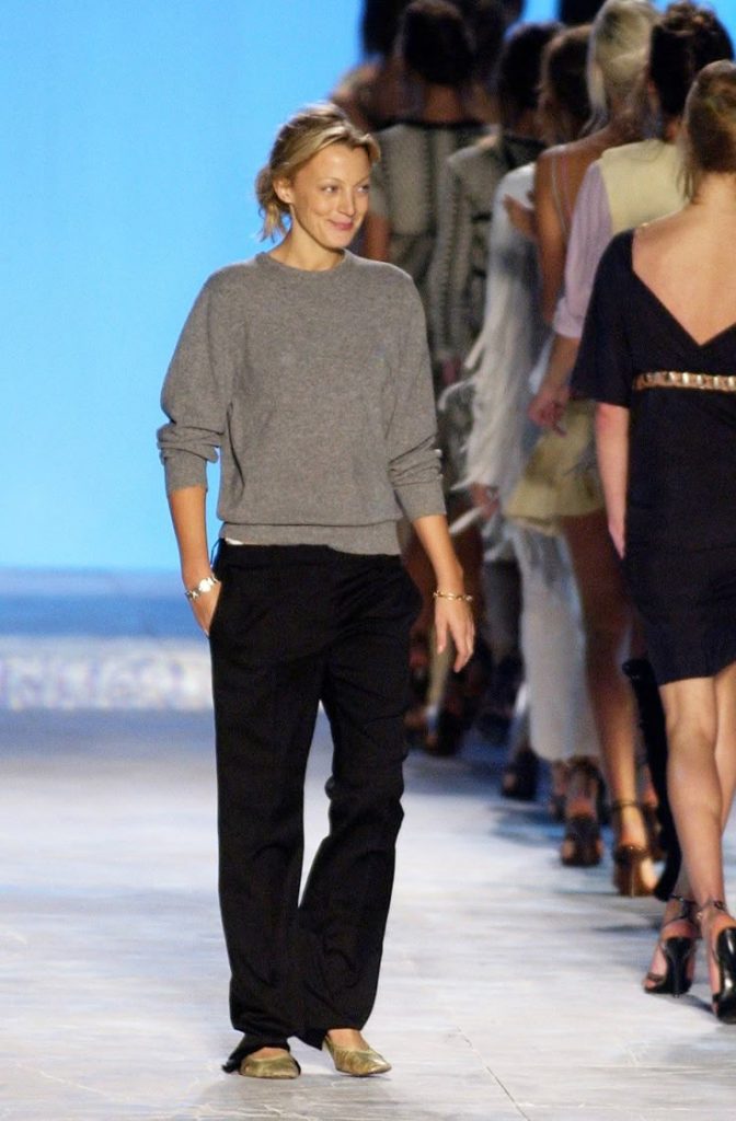 Look della stilista Phoebe Philo con un maglione grigio e pantaloni neri