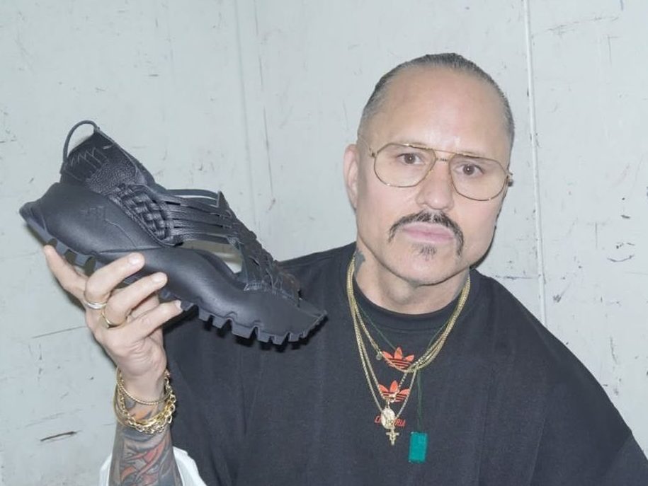 Willy Chavarria con le scarpe Oaxaca Slip-On nella presentazione a Porto Rico