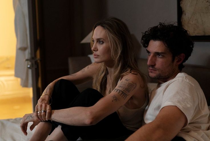 Louis Garrel e Angelina Jolie nel film "Couture"