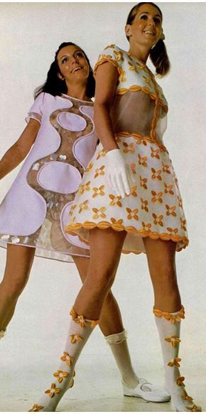 Mini abiti con sezioni in vinile trasparente e stivali di Andre Courreges
