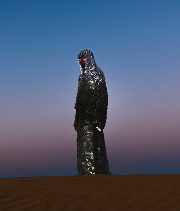 Completo con 10.000 monete palestinesi argento in una foto nel deserto con il tramonto