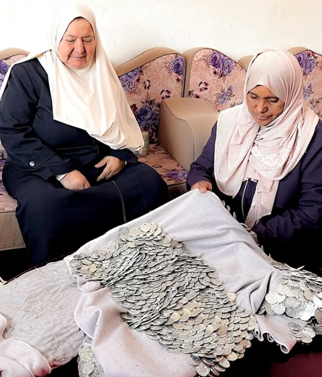 Due donne giordane che ricamano monete palestinesi in un'armatura per il brand Nazzal Studio