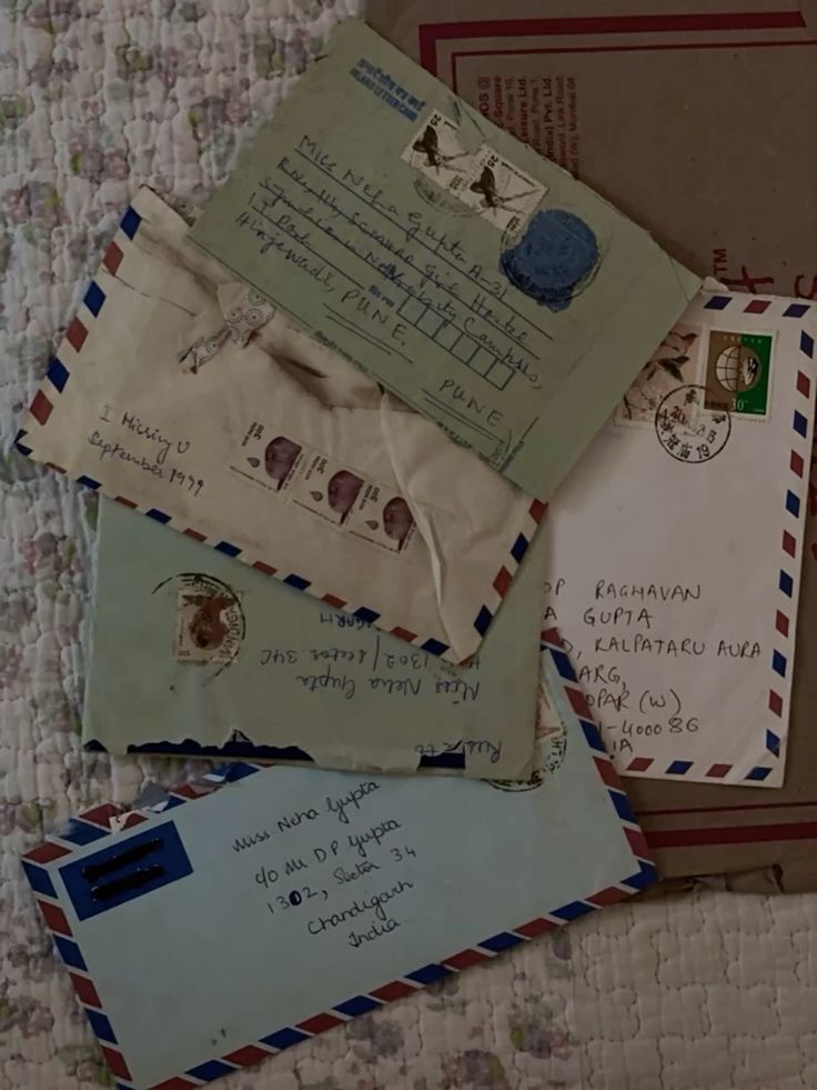 Diverse lettere con il francobollo per parlare della situazione delle relazioni amorose