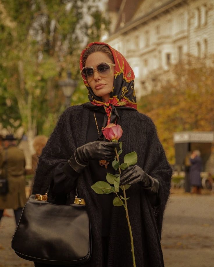Angelina Jolie interpretando a Maria Callas nel iflm "Maria" di Pablo Larrain
