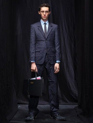 Look di Balenciaga Fall 2025 con un abito, camicia e cravatta