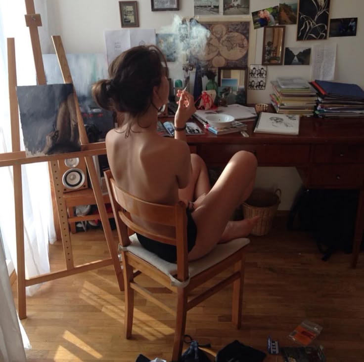 ragazza che guarda il vuoto