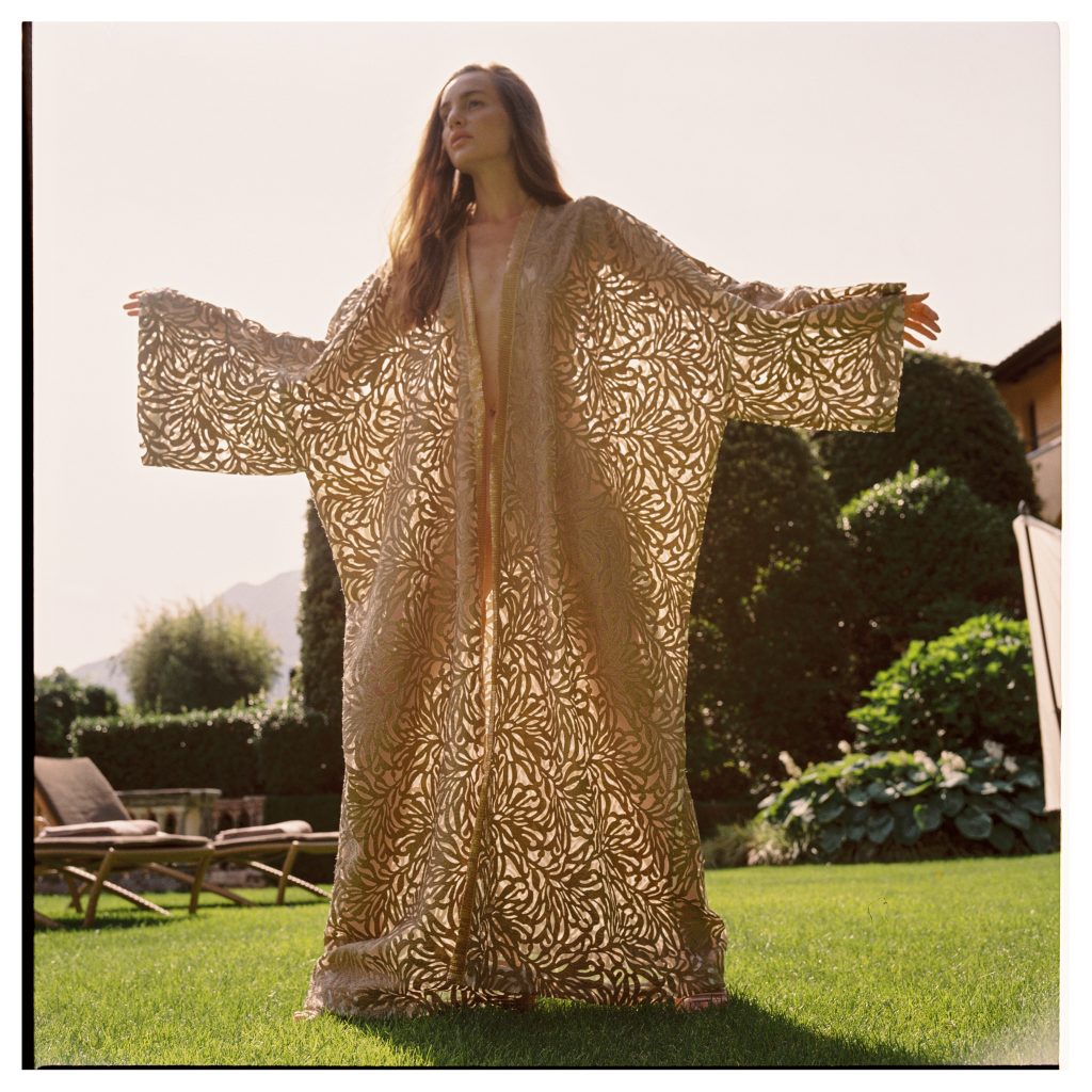 Vestito di Ginny Litscher fatto con tessuto devorè, la modella apre le braccia e si intravedono le trasparenze che il tessuto genera