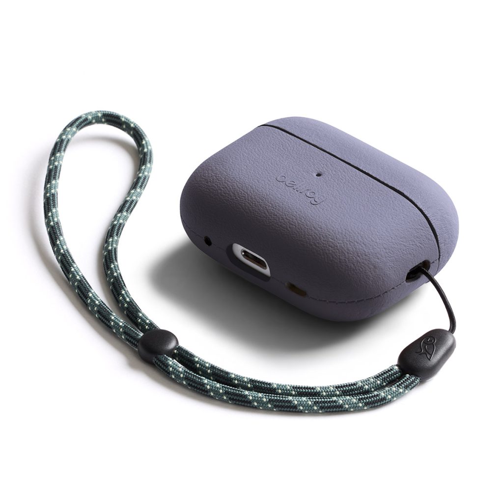 Custodia per le Airpod del materiale INNOVERA™ creato da Modern Meadow nel 2025. Questo materiale emula la pelle senza avere ingredienti di origine animale