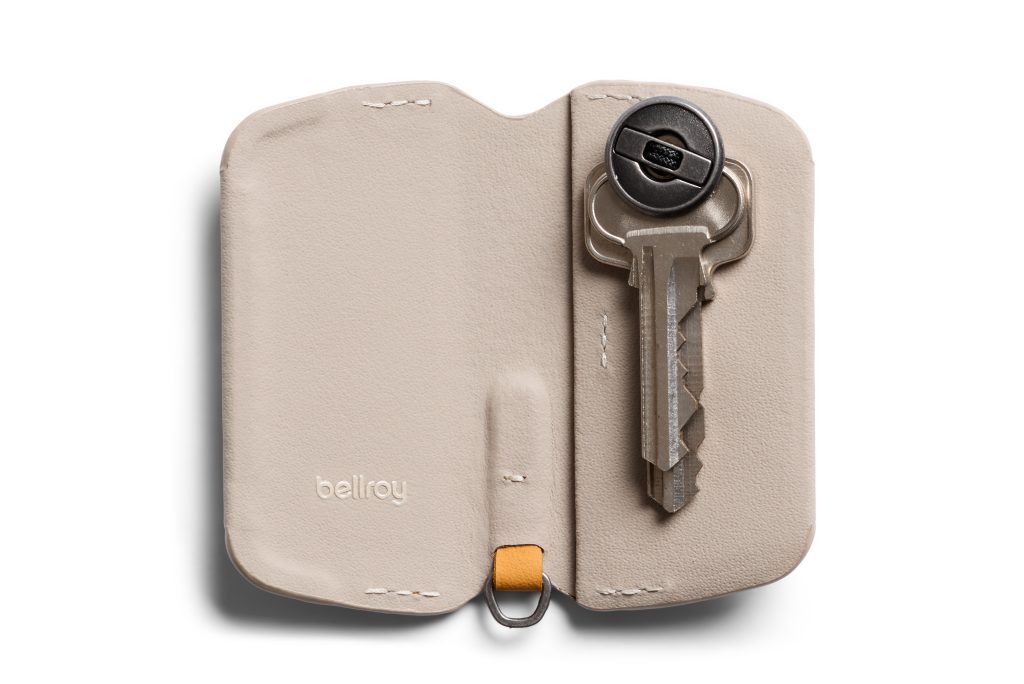 Portachiavi a forma di portafoglio del materiale INNOVERA™. Simile alla pelle, Modern Meadow presenta insieme a Bellroy una linea di accessori tech privo di ingredienti animali