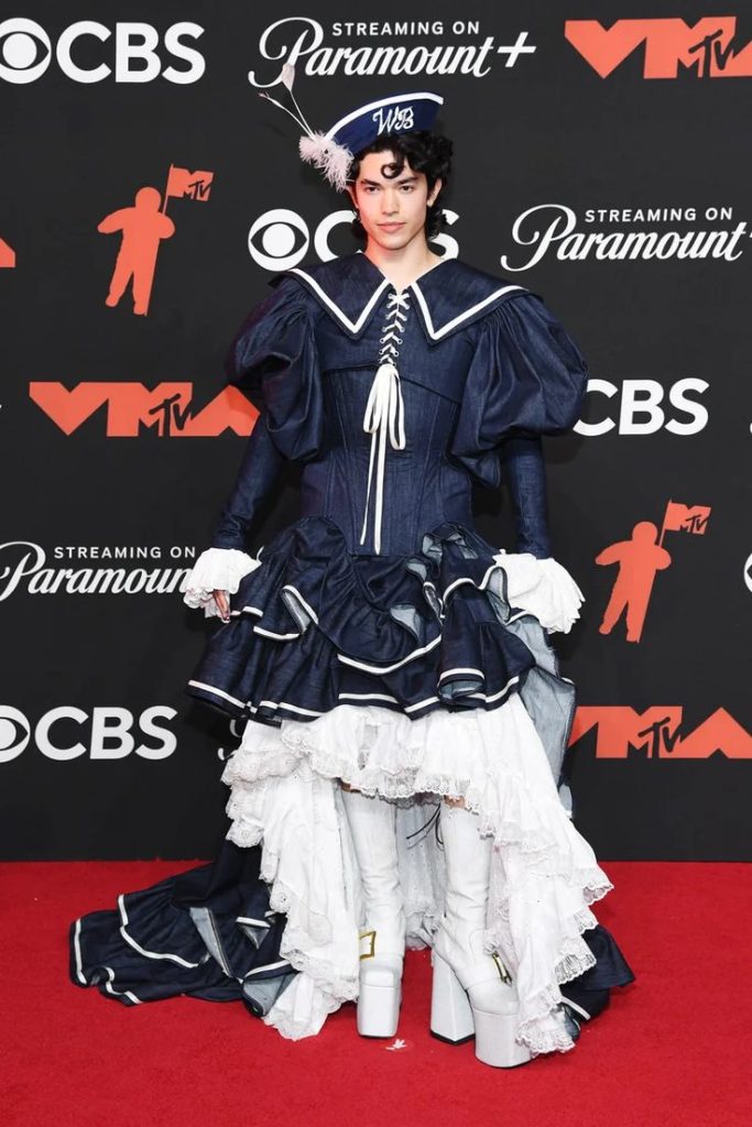 Cantante americano Conan Gray nella red carpet degli VMAS 2025 indossando un look di Erik Charlotte