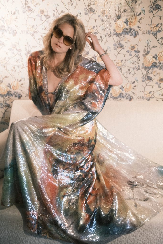 Tunica di paillettes colore arcobaleno che crea graduazioni di colori della stilista Ginny Litscher