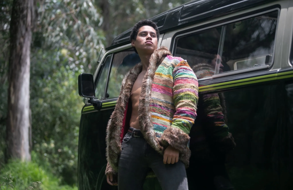 Giacca colorata fatta a mano con pelliccia sui bordi. Questo stilista, HAHKHU, ha presentato la sua colleizone alla Indigenous New York Fashion Week