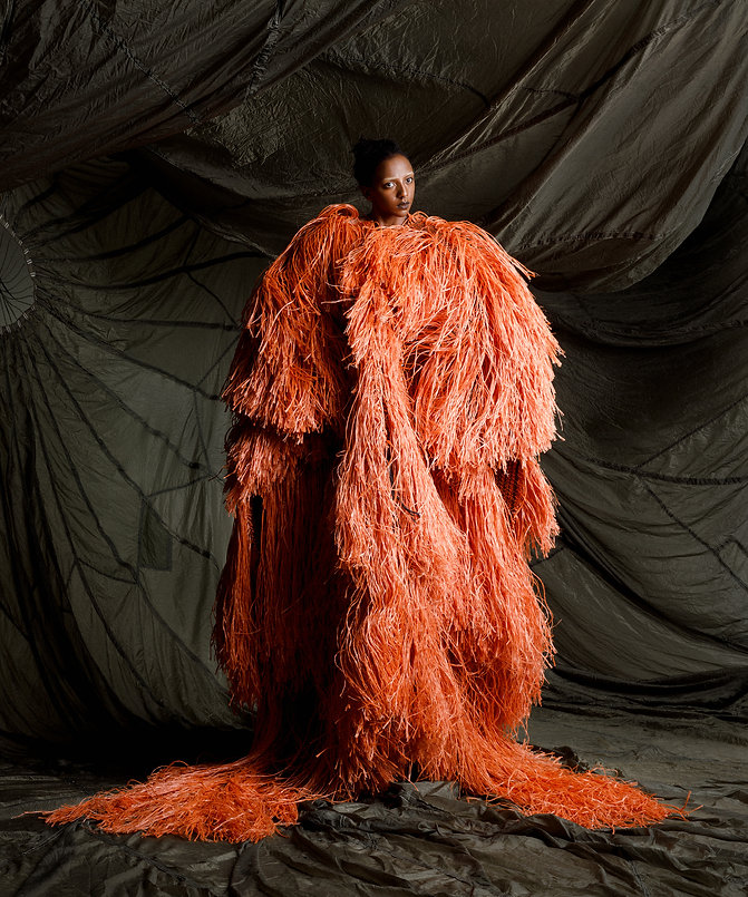 Vestito arancione di Josh Tafoya, stilista presentato alla Indigenous New York Fashion Week